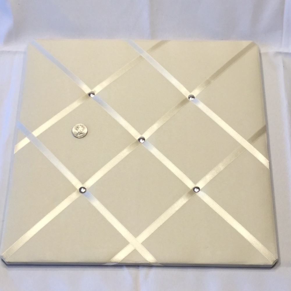 5/$25 Wall decor in off-white with photo ribbons